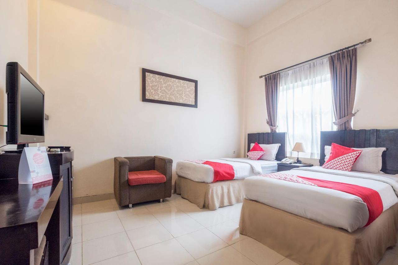 Oyo 424 Asia Hotel Makassar Exterior foto