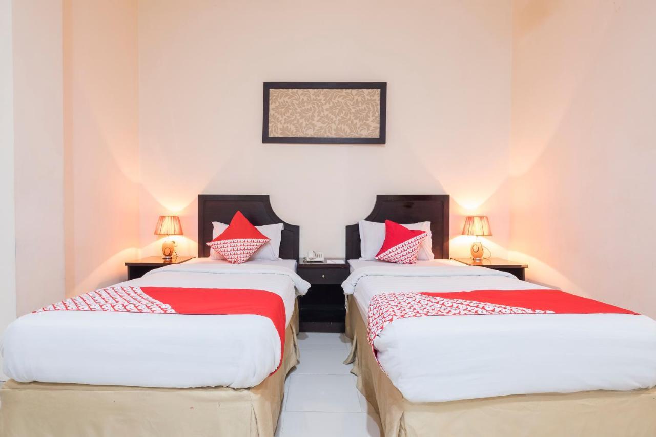 Oyo 424 Asia Hotel Makassar Exterior foto