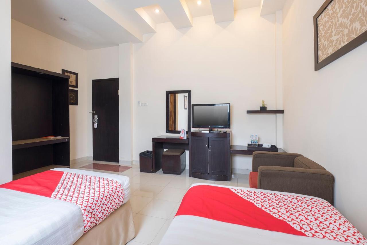 Oyo 424 Asia Hotel Makassar Exterior foto