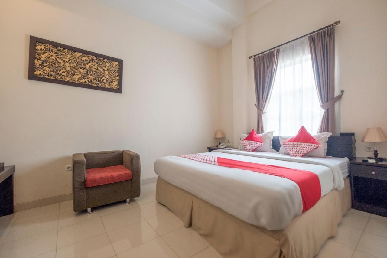 Oyo 424 Asia Hotel Makassar Exterior foto