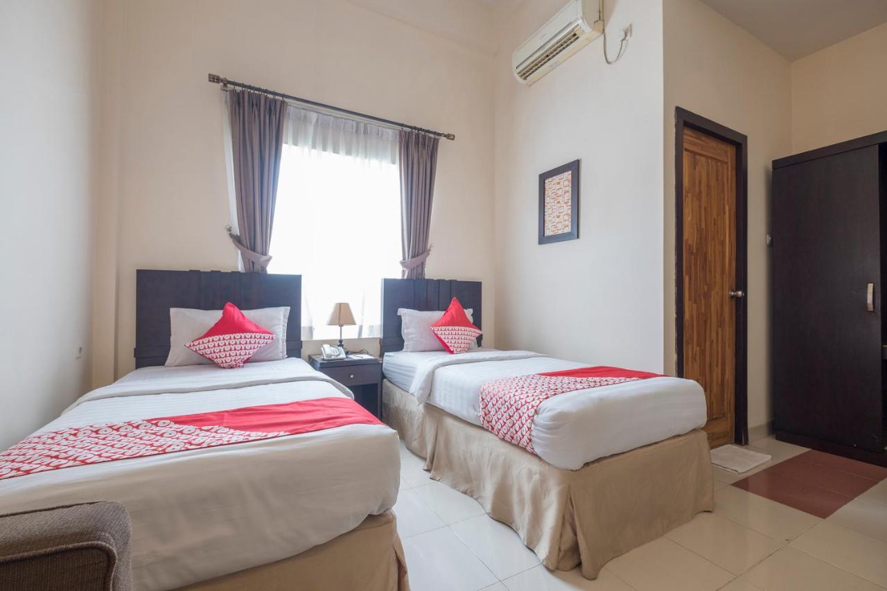 Oyo 424 Asia Hotel Makassar Exterior foto